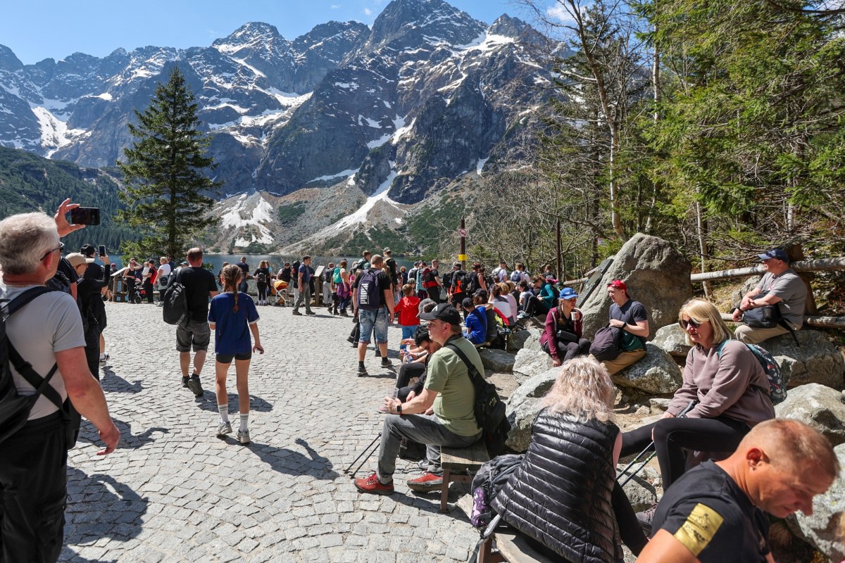 Tłumy w Zakopanem: Jedni pytają o grille, inni oblegają Morskie Oko