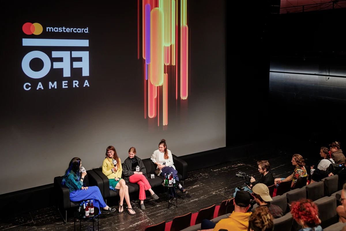 "Córki dancingu" A. Smoczyńskiej - "przegięte" w stronę kampowej przesady, przejaskrawionej ferii palety barw, niemalże żywcem wyrwane z objęć retro potańcówki. Momentami przesadzona stylizacja, spowita jest jednak w aurze surrealizmu, wypełniającej oniryczne przestrzenie. Specjalnie dla widzów 18. Mastercard OFF CAMERA przygotowaliśmy pokaz specjalny z udziałem twórców. Nie może Was zabraknąć 2 maja w MOS-ie!