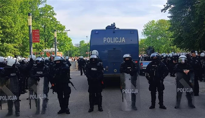 Finał Pucharu Polski. Gorąco pod Narodowym. Policja musiała użyć armatki wodnej
