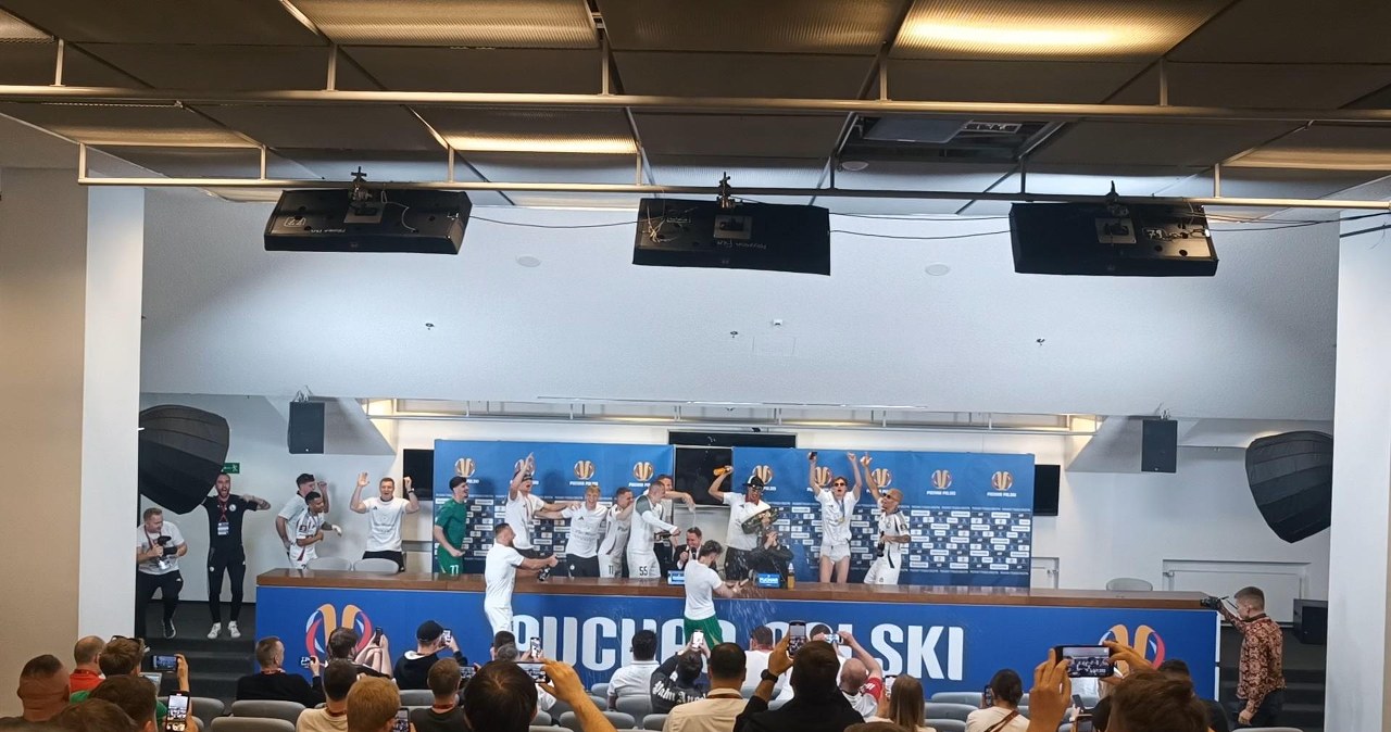 Piłkarze Legii wtargnęli na konferencję Feio. Nie dało się ich opanować (WIDEO)