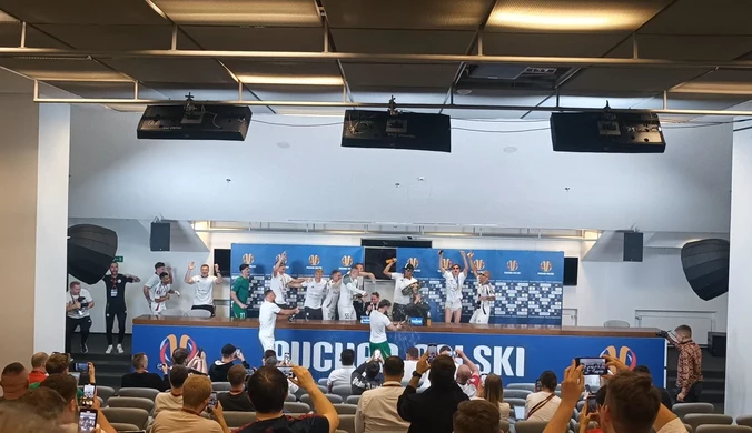 Piłkarze Legii wtargnęli na konferencję Feio. Nie dało się ich opanować (WIDEO)