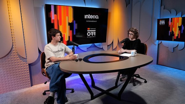 Trwa 18. edycja festiwalu Mastercard OFF Camera w Krakowie. Z tej okazji porozmawialiśmy z Michałem Sikorskim, który przyjechał na wydarzenie, by zaprezentować publiczności najnowszy film ze swoim udziałem - "Życie dla początkujących". Wciela się tam w jedno z głównych ról. W wywiadzie dla Interii opowiedział o pracy na planie wspomnianego filmu produkcji i o tym, dlaczego ważne są takie inicjatywy jak Mastercard OFF Camera.