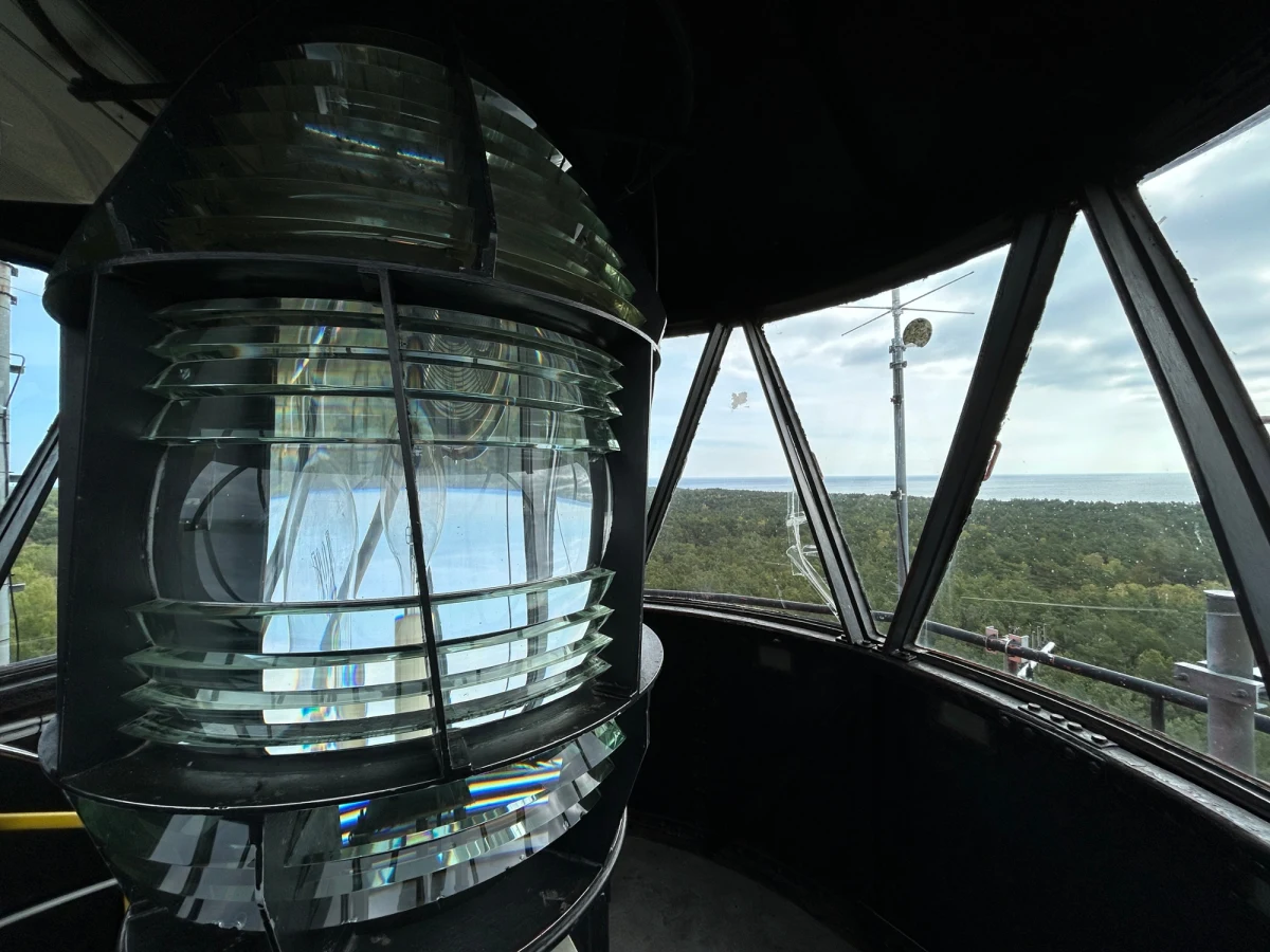 1 maja rozpoczął się sezon zwiedzania latarni morskich. Nad polskim wybrzeżem czynnych tego rodzaju obiektów jest 15. Dlaczego przy obecnym systemie nawigacyjnym wciąż są potrzebne oraz jakie zadania wykonuje latarnik? "Wszyscy w telefonie mamy nawigację, ale patrzymy też na drogowskazy. Latarnie morskie pełnią podobną funkcję, jak te drogowskazy" - powiedział w rozmowie z Marcinem Jędrychem w Radiu RMF24 dr Piotr Oleksy, historyk, analityk, autor książki "Odłamki gwiazd. Podróż do latarni morskich". Z kolei nasz reporter Stanisław Pawłowski rozmawiał z jedyną w Polsce kobietą-latarnik. Jak stwierdziła, "ostatnio dwa razy była taka sytuacja, że GPS-y zawiodły i statki kierowały się latarnią".