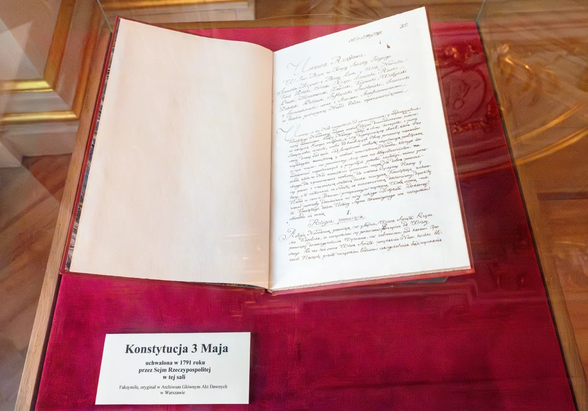 234 lata temu, 3 maja 1791 roku, Sejm Czteroletni dokonał historycznego kroku, przyjmując przez aklamację ustawę rządową, znaną później jako Konstytucja 3 Maja. Ustawa ta, będąca odpowiedzią na potrzebę naprawy stosunków wewnętrznych po pierwszym rozbiorze Polski w 1772 roku, określiła fundamenty ustroju I Rzeczypospolitej, wprowadzając znaczące zmiany w jej strukturze politycznej i społecznej.