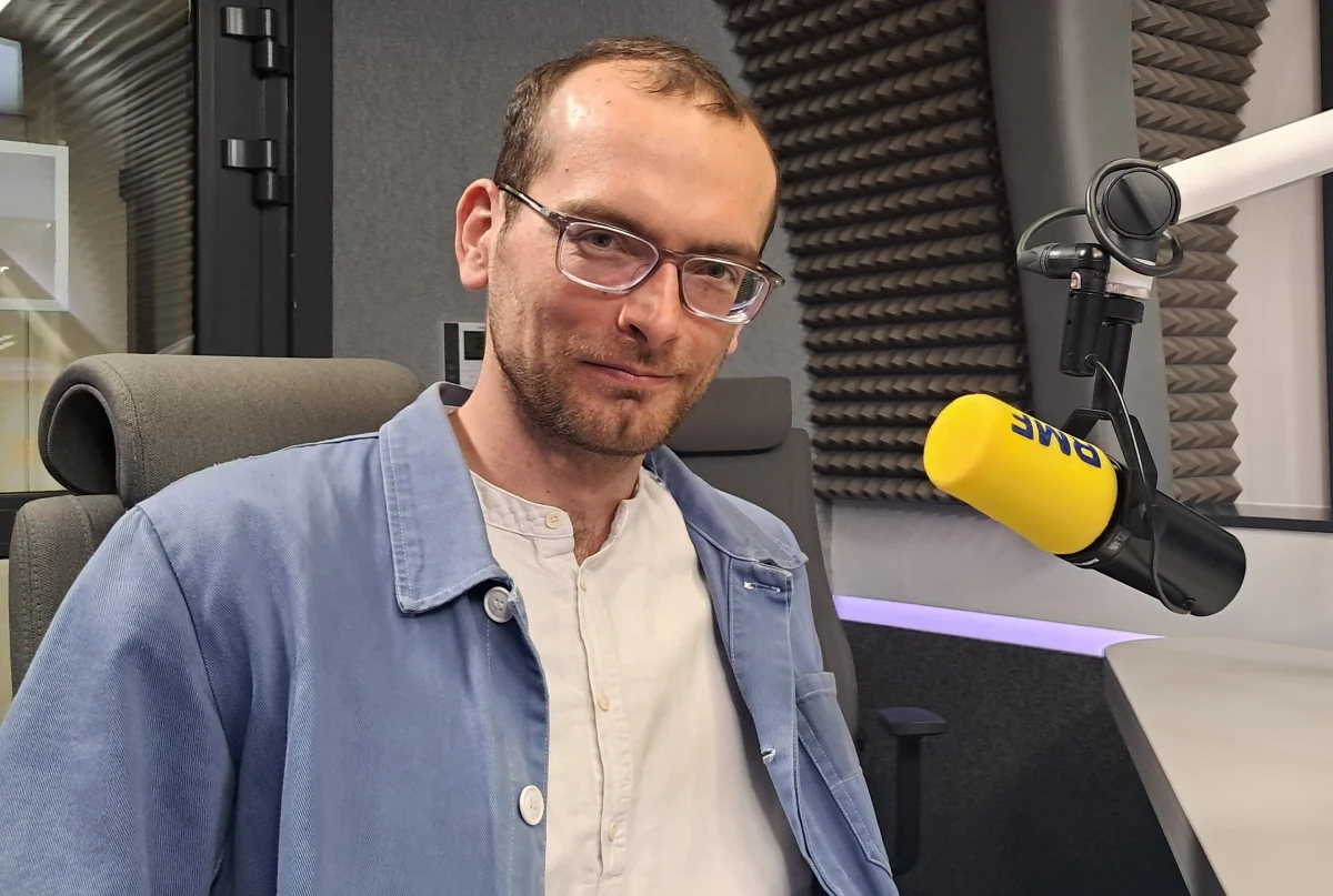 Sztuczna inteligencja umie już dowodzić pewne proste twierdzenia, ale pracy matematyków nie zastąpi - przekonuje w RMF FM Jacek Jendrej. Profesor paryskiej Sorbony i krakowskiej Akademii Górniczo-Hutniczej, wyróżniony w ubiegłym roku prestiżową nagrodą Europejskiego Towarzystwa Matematycznego, przyznaje, że matematykom czasem trudno zaakceptować to, że świat na poziomie życia codziennego nie jest matematyczny. W rozmowie z Grzegorzem Jasińskim podkreśla, że królowa nauk pozwala odpowiedzieć na niektóre pytania w sposób całkowicie obiektywny i jeśli daje jakąś odpowiedź, to ona jest pewna.