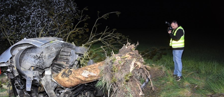 Jedna osoba zginęła, a dwie zostały ranne w wypadku, do którego doszło na Pomorzu. Rozpędzone bmw uderzyło w drzewo. Zdjęcia, które opublikowali policjanci ze Starogardu Gdańskiego, przerażają.