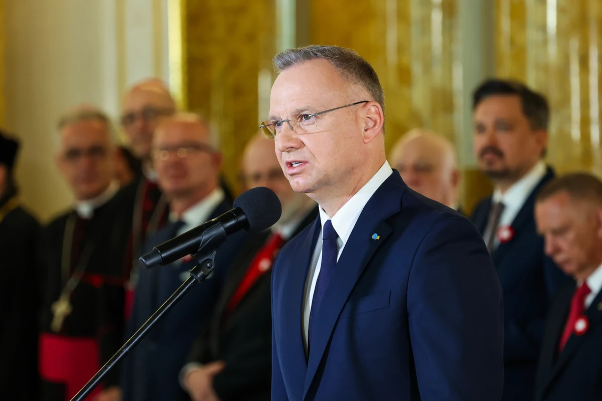 Prezydent Andrzej Duda uhonorował Orderem Orła Białego dwie wybitne postacie: Janusza Kapustę, światowej sławy artystę i wynalazcę, oraz Jerzego Kropiwnickiego, zasłużonego działacza opozycji demokratycznej w PRL i byłego prezydenta Łodzi. Wręczenie najwyższego polskiego odznaczenia państwowego odbyło się w Święto Konstytucji 3 Maja.