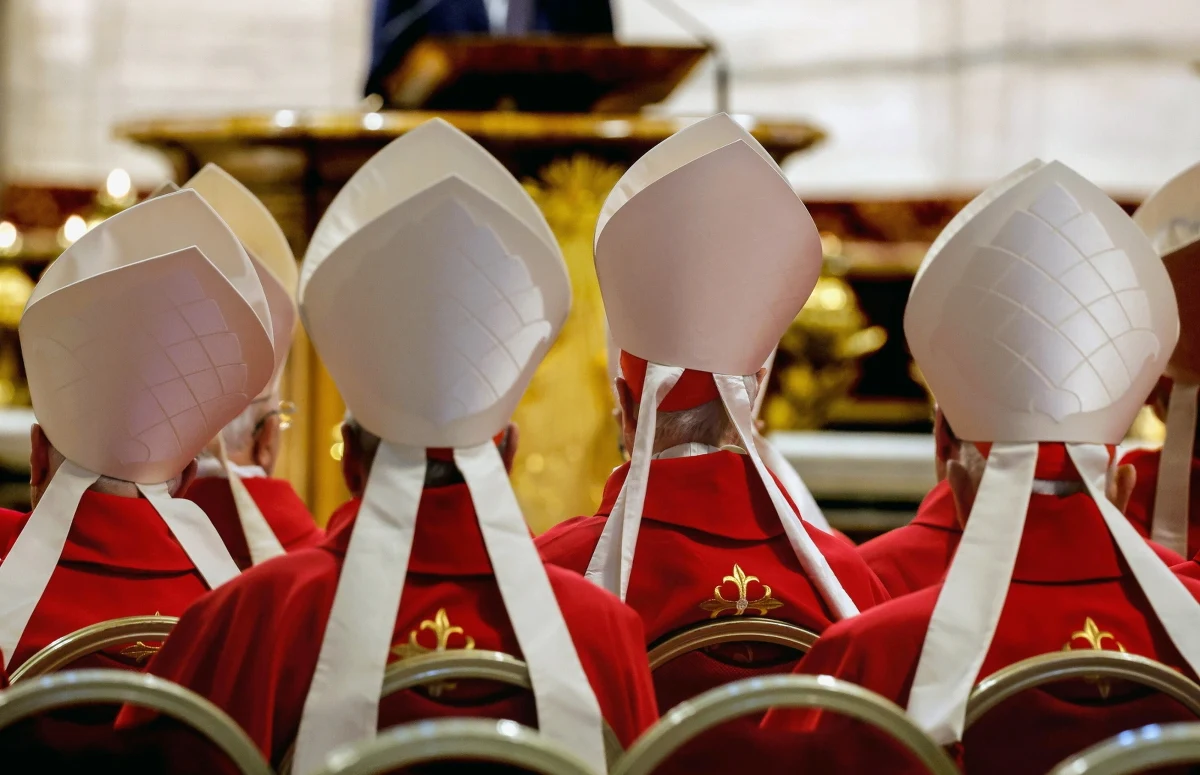 7 maja w Watykanie odbędzie się jedno z najbardziej tajemniczych i fascynujących rytuałów Kościoła katolickiego - konklawe, czyli zgromadzenie kardynałów, którzy wybiorą nowego papieża. Jednym z najbardziej charakterystycznych elementów tego zgromadzenia jest sposób komunikowania się z wiernymi i światem zewnętrznym o przebiegu i wynikach głosowań. Kluczową rolę odgrywa tutaj dym wydobywający się z komina umieszczonego na dachu Kaplicy Sykstyńskiej.