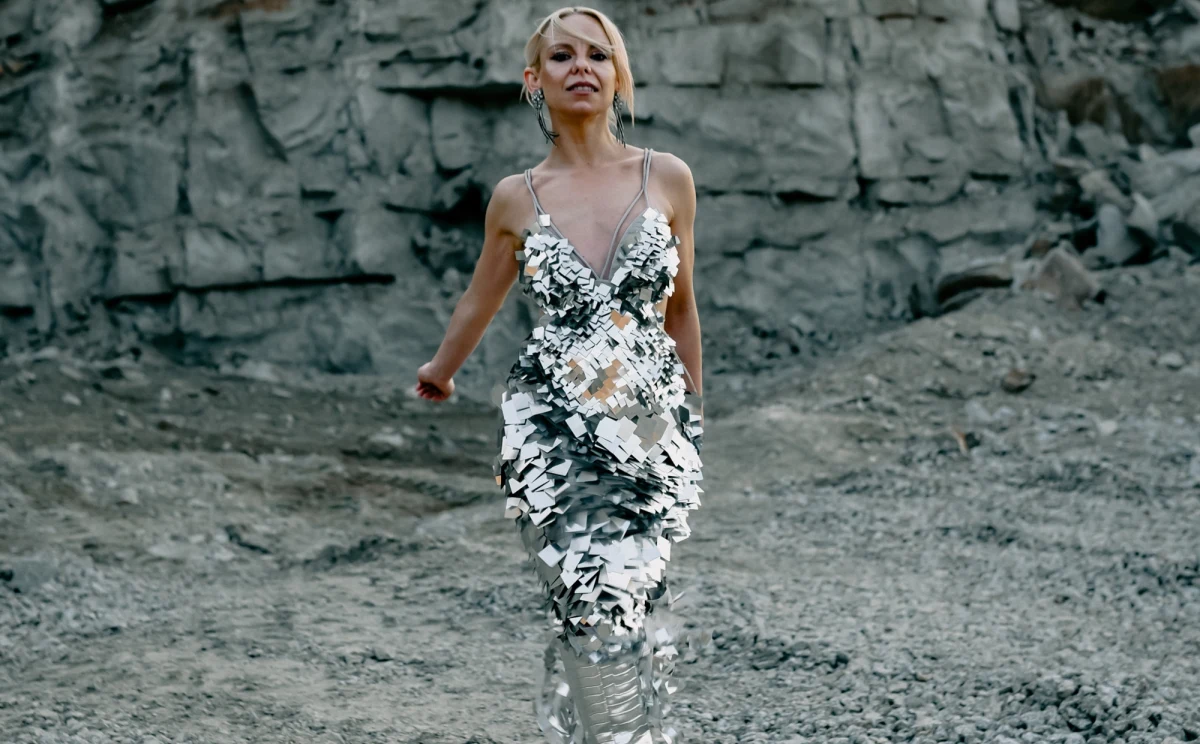 "Wolę pójść na spacer z psem, pograć w planszówki z moim dzieckiem, niż pchać się na salony i promować swoje rzeczy. Miło jak ktoś mówi, że słuchał mojej płyty. Mój kawałek ego wtedy rozkwita, ale ja nie mam już parcia. Ja tworzę, bo kocham" - mówi Alicja Janosz, gość podcastu "Co u nich słychać?" w Radiu RMF24. Kuba Śliwiński zaprosił do rozmowy zwyciężczynię pierwszej polskiej edycji programu "Idol". Artystka spełnia się nadal w muzyce. Stała się także pasjonatką jogi. Dlaczego zniknęła z mediów i nad czym teraz pracuje?