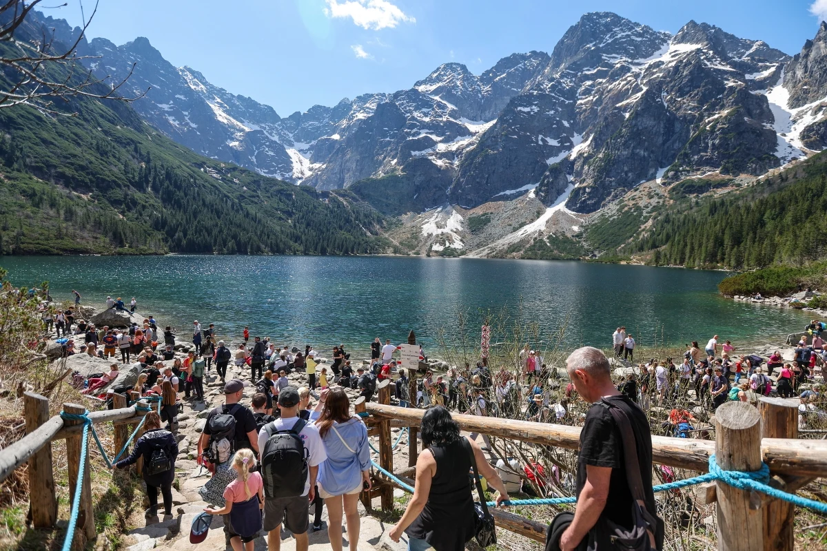 W tłumie turystów, którzy w tym roku wybrali się na majówkę w Tatry, doszło do niepokojącego zdarzenia. Ośmiolatek zagubił się na drodze do Morskiego Oka. Policjantom z Bukowiny Tatrzańskiej udało się odnaleźć chłopca. Służby apelują o rozwagę.