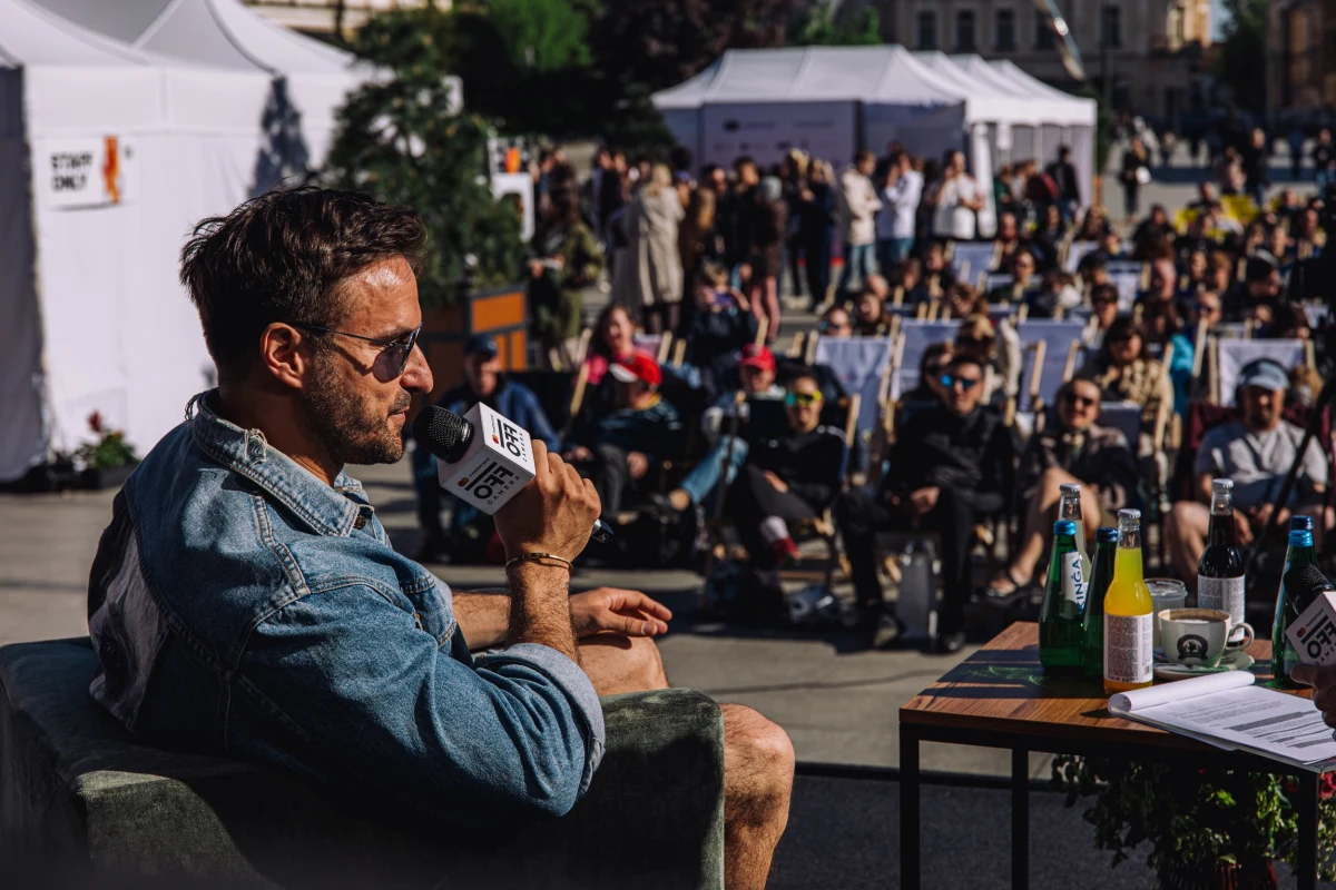 To już dziś! Emocje rosną! Wieczorem w Teatrze im. Juliusza Słowackiego w Krakowie poznamy laureatów w 10 konkursach Mastercard OFF CAMERA 2025. Dziś także mnóstwo projekcji! Plenerowych i w kinach stacjonarnych. A także spotkania OFF NA MAKSA – a tam m.in. Edward Miszczak poprowadzi spotkanie z Magdaleną Górką, operatorką, w Miasteczku Filmowym przy Galerii Krakowskiej.