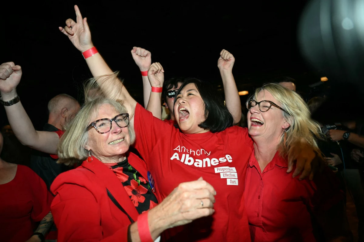 Australijska scena polityczna została wstrząśnięta wynikami sobotnich wyborów parlamentarnych. Rządząca Partia Pracy premiera Anthony’ego Albanese triumfuje, a jej główny rywal, liberalno-narodowa koalicja, ponosi historyczną porażkę. To może być przełomowy moment w nowoczesnej historii kraju, który już teraz rodzi silne emocje i polityczne echa.