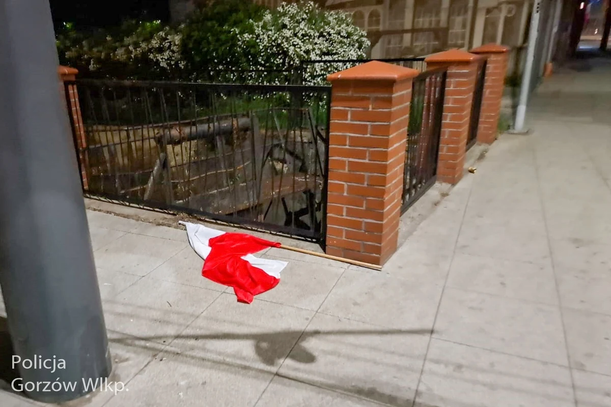 Policjanci zatrzymali młodego mężczyznę, który wychodząc z Parku Wiosny Ludów w Gorzowie Wielkopolskim zerwał flagi Polski. Zdarzenie zarejestrował miejski monitoring. Podejrzany został zatrzymany kilkaset metrów dalej. Próbował jeszcze uciekać, ale został obezwładniony. 