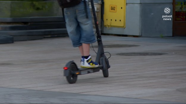 Zbyt duża prędkość, jazda we dwoje i brak ochrony. Lekarze apelują o pilną zmianę przepisów w zakresie obowiązku noszenia kasku na hulajnogach, ale i rowerach. Ostatnie wypadki, także śmiertelne, pokazały, że są potrzebne. Dla ''Wydarzeń'' Marcin Piotr Wrona.