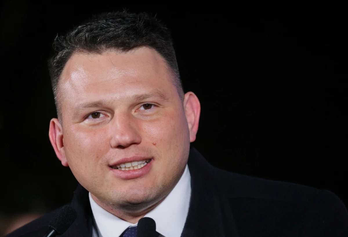 Znany z wyrazistych poglądów i ostrego języka. Twierdzi, że jest jedynym kandydatem, który ma szanse na zwycięstwo z Rafałem Trzaskowskim w drugiej turze wyborów prezydenckich. Kim jest Sławomir Mentzen? Jak wygląda jego program wyborczy, kariera i życie prywatne? Sprawdź najważniejsze informacje o kandydacie Konfederacji na prezydenta.