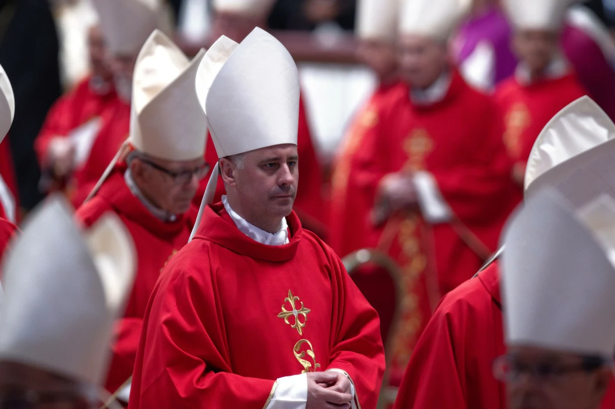 W poniedziałek, czyli na dwa dni przed rozpoczęciem konklawe, odbędą się dwie kongregacje kardynałów: poranna i popołudniowa - poinformowano w sobotę w Watykanie. Dotychczas od początku wakatu w Stolicy Apostolskiej po śmierci papieża Franciszka kardynałowie spotykali się raz dziennie.