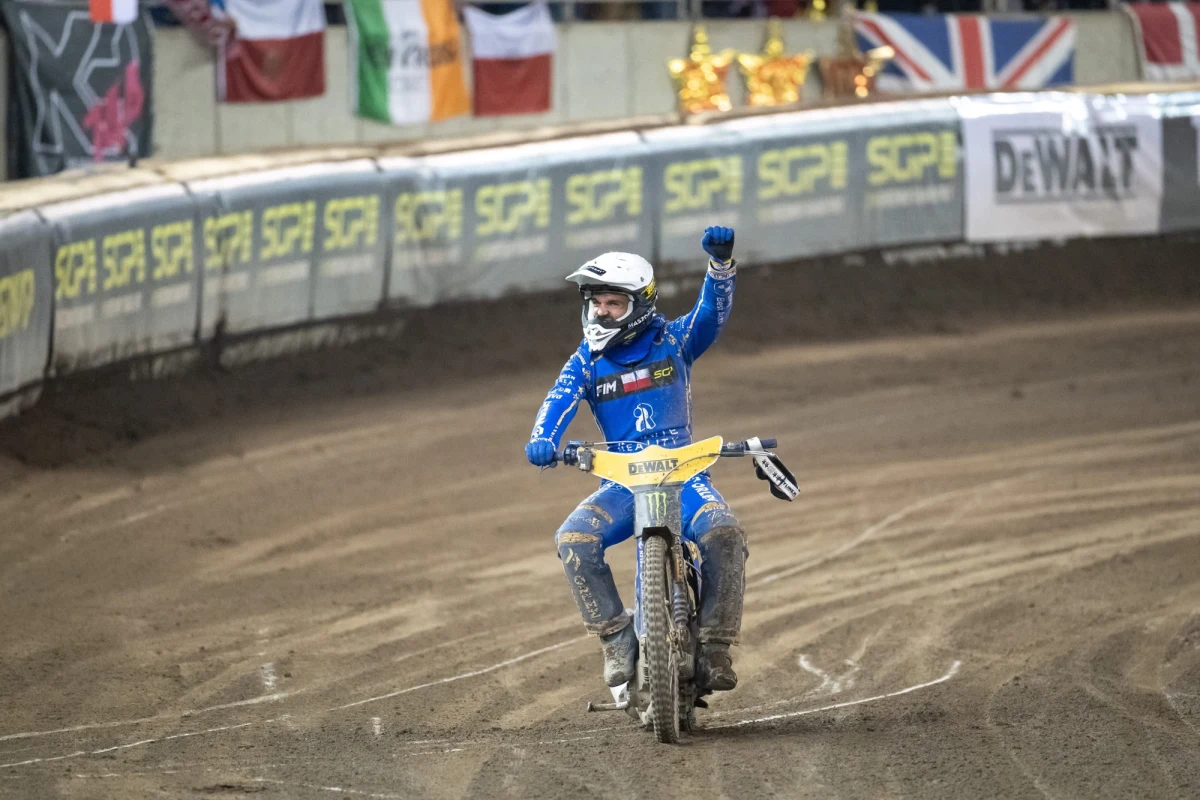 Broniący tytułu Bartosz Zmarzlik wygrał w Landshut inauguracyjny turniej żużlowych mistrzostw świata. To jego 27. zwycięstwo w cyklu Grand Prix. W finale wyprzedził Brytyjczyka Daniela Bewleya, Łotysza Andzejsa Lebedevsa i Australijczyka Brady'ego Kurtza. Dominik Kubera zajął szóste miejsce.
