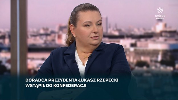 Minister w Kancelarii Prezydenta Małgorzata Paprocka została zapytana także o dołączenie doradcy głowy państwa Łukasza Rzepeckiego do Konfederacji. - Pan Łukasz Rzepecki jest doradcą pana prezydenta, nie jest ministrem - stwierdziła. - My ministrowie mamy funkcję wykonawczą, reprezentujemy pana prezydenta, natomiast doradcy, bardzo jest dobrze, jeżeli mają zróżnicowane podejście, poglądy, bo panu prezydentowi zależy na tym, żeby móc pewne sprawy przedyskutować, popatrzeć na nie z różnych punktów widzenia - powiedziała Paprocka. Wyjaśniła przy tym, że Andrzej Duda o decyzji doradcy "był informowany". - Pan prezydent już tak jasno, wielokrotnie mówił, kto jest kandydatem mu najbliższym i wskazywał dr Karola Nawrockiego. Tu pogląd pana prezydenta jest oczywisty, to ze są doradcy, którzy maja inny pogląd, niczemu tutaj nie przeszkadza. Małgorzata Paprocka została też zapytana o to, na kiedy prezydent zwoła zapowiedzianą Radę Bezpieczeństwa Narodowego ws. bezpieczeństwa energetycznego. Jak odparła, w najbliższym czasie prezydent poda datę RBN. Zasugerowała, że prezydent będzie chciał poruszyć m.in. kwestię budowy elektrowni atomowej w Polsce, zaznaczając, że na razie nie doszło do podpisania finalnej umowy z Westinghouse.