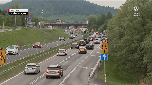 Długi, majowy weekend dobiega końca. Polacy wracają z wypoczynku. Warto zachować ostrożność, gdyż na drogach z każdą godziną ruch będzie większy. Katarzyna Janke i Teresa Gut sprawdziły sytuację na ''zakopiance'' i w górach.