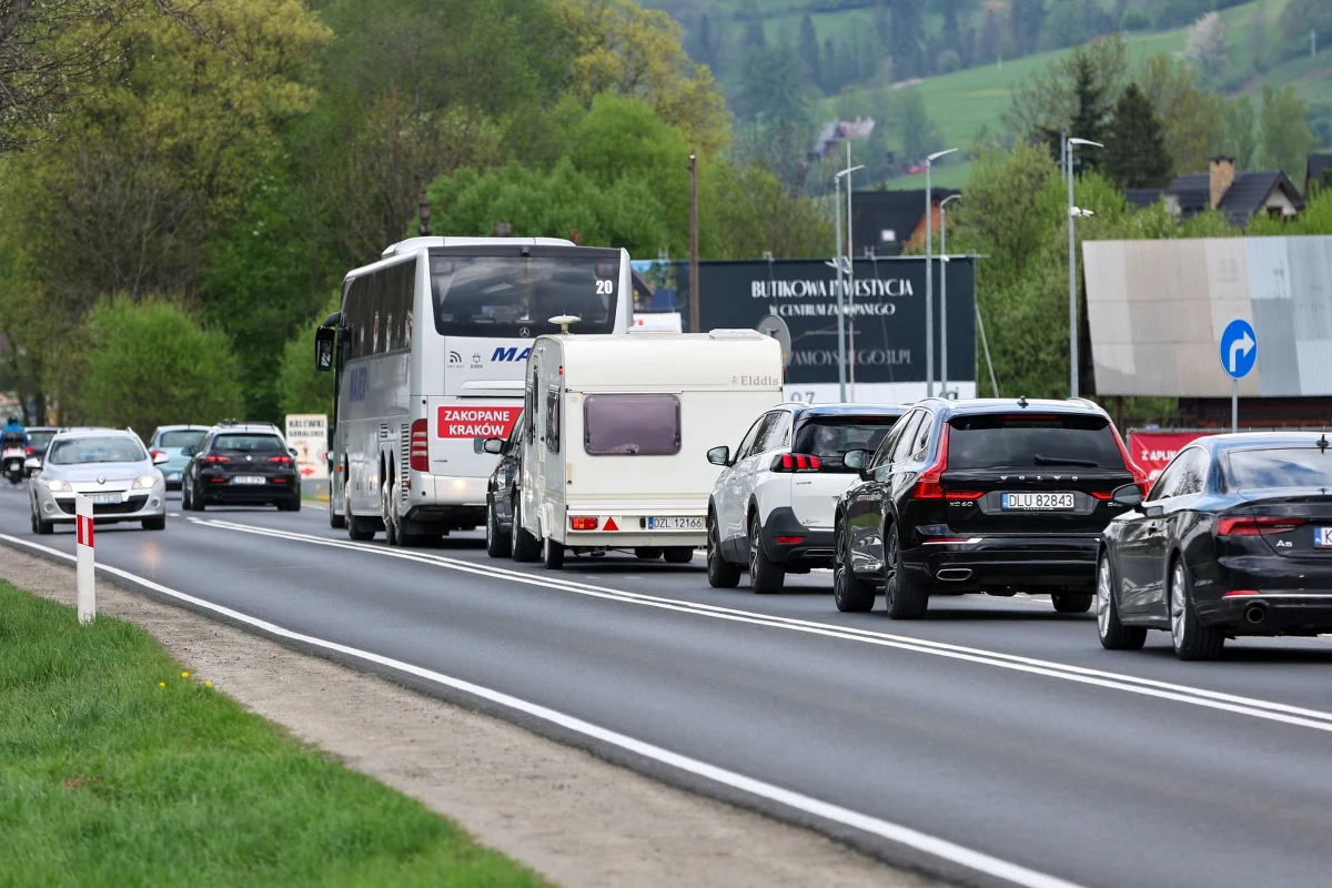 Turyści spędzający majówkę w Tatrach ruszyli w drogę powrotną. Na zakopiance oraz trasach alternatywnych już przed południem utworzyły się spore korki. Policja apeluje o zachowanie ostrożności i cierpliwości za kierownicą. 