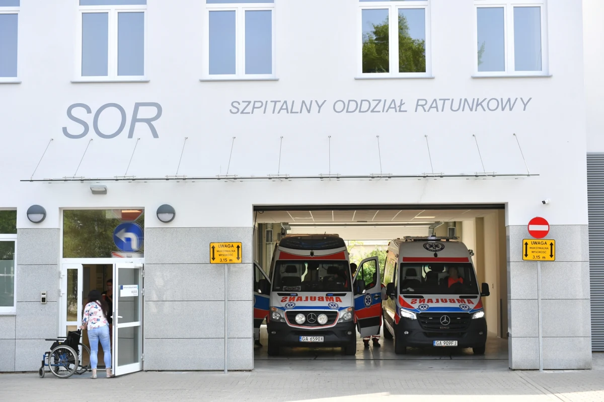 Są zarzuty dla kobiety, która w nocy z piątku na sobotę zaatakowała lekarzy na oddziale SOR gdyńskiego szpitala. Prokuratura zastosowała wobec 28-latki dozór policyjny i zakaz zbliżania się do pokrzywdzonych.