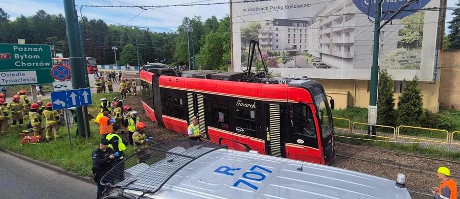 17 osób zostało poszkodowanych w wyniku wykolejenia tramwaju, do którego doszło w niedzielę, na ul. Chorzowskiej w Katowicach - poinformowało Wojewódzkie Pogotowie Ratunkowe. Pięć z nich trafiło do szpitala.