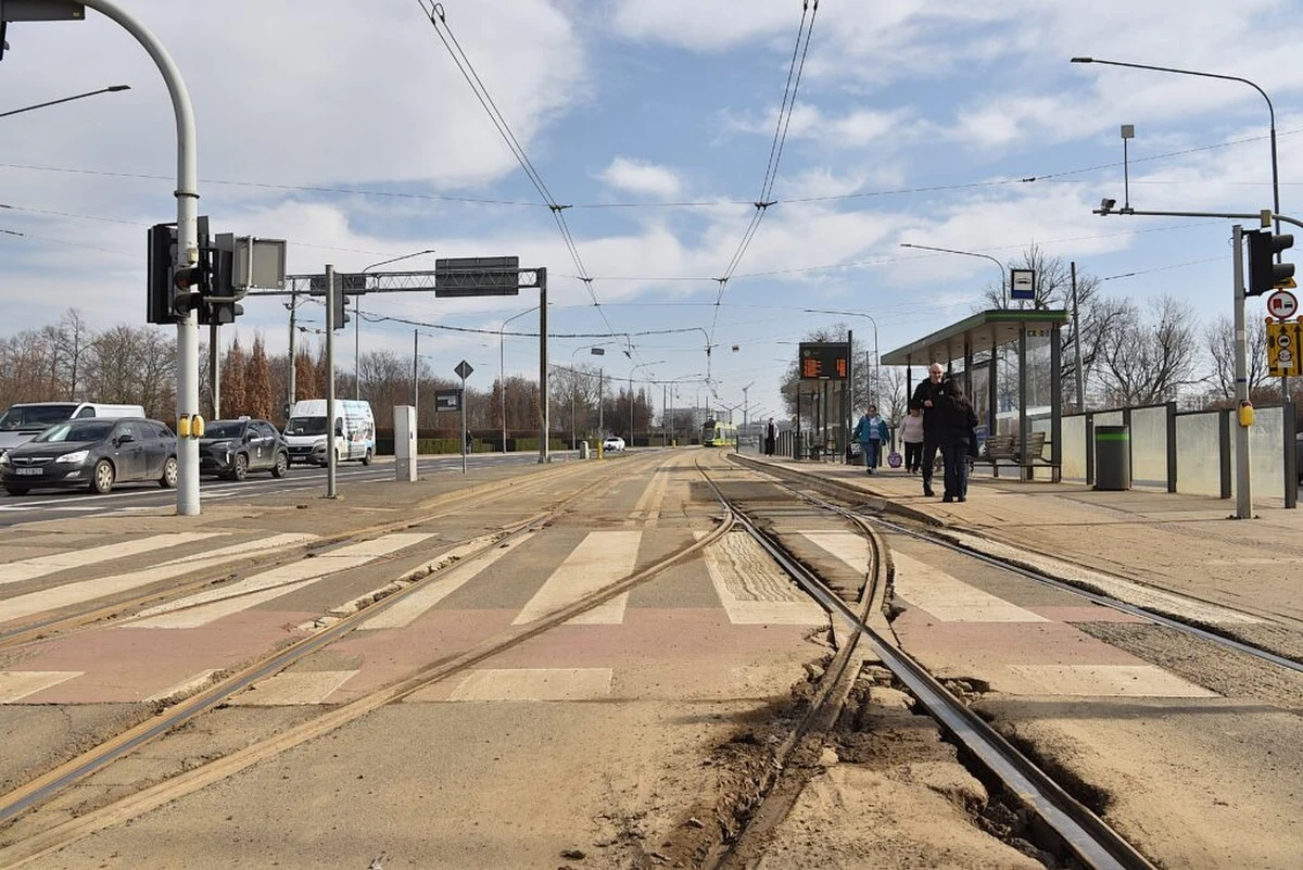 W poniedziałek rusza remont wschodniej części węzła AWF na skrzyżowaniu ul. Królowej Jadwigi ze Strzelecką i Drogą Dębińską w Poznaniu. To oznacza, że trasa tramwajowa przez most Królowej Jadwigi będzie zamknięta. Na pięciu liniach zostaną wprowadzone objazdy.