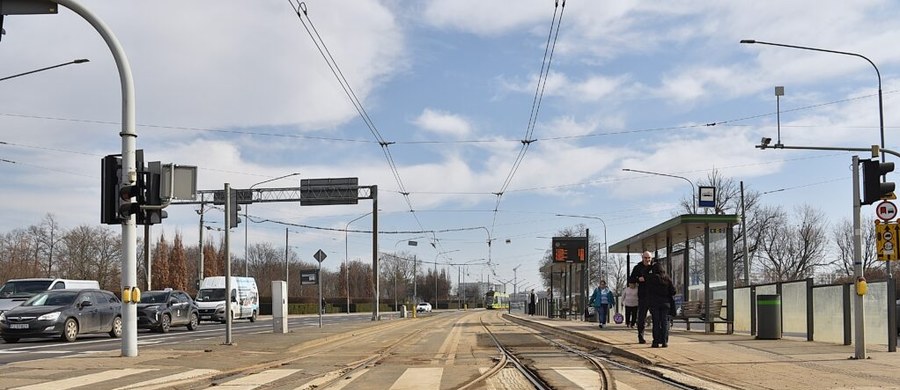 W poniedziałek rusza remont wschodniej części węzła AWF na skrzyżowaniu ul. Królowej Jadwigi ze Strzelecką i Drogą Dębińską w Poznaniu. To oznacza, że trasa tramwajowa przez most Królowej Jadwigi będzie zamknięta. Na pięciu liniach zostaną wprowadzone objazdy.