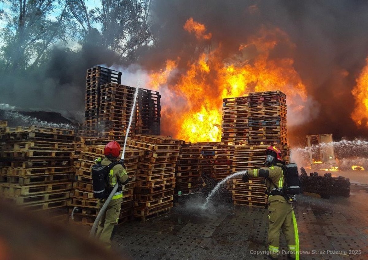 Ogień i eksplozje w Łodzi. Pożar na terenie dawnych zakładów bawełnianych