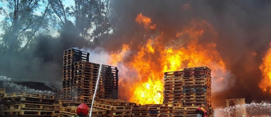 Straż pożarna opanowała pożar na terenie dawnych zakładów bawełnianych przy ul. Starorudzkiej w Łodzi. Akcja gaśnicza może potrwać jeszcze kilka godzin. 
