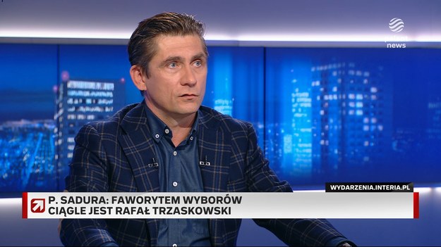 - Powtórki z 2023 r. nie będzie. Wydaje się, że możemy mieć do czynienia z rekordowo niską frekwencją z powodu rozczarowania wyborców i dominacji nastrojów pesymistycznych - powiedział na antenie Polsat News profesor Przemysław Sadura, wskazując jednocześnie na Rafała Trzaskowskiego jako faworyta w zbliżających się wyborach. - Zaledwie czterdzieści parę procent deklaruje, że poszłoby na wybory. To bardzo mało - mówił w programie "Gość Wydarzeń" prof. Przemysław Sadura, odnosząc się do niedawnych badań socjologicznych dla tygodnika "Polityka" oraz IBRIS. - Po obu stronach będzie problem z mobilizacją. Wygląda to tak, jakby polaryzacja się wypalała - ocenił i dodał, że kampania prezydencka przyciąga zainteresowanie w mediach, lecz nie przekłada się ono na gotowość udziału w wyborach. - Ta kampania nie rozpala serc, nie rozgrzewa aparatu ruchu - powiedział. Zapytany z kolei o ocenę kandydatury Karola Nawrockiego, wskazał, że nie osiągnął on nawet poziomu poparcia dla PiS-u. - Widać, że wyborcy są zmyleni i nie wiedzą czy jest obywatelskim kandydatem PiS-u czy PiS-owskim kandydatem obywatelskim - odparł.