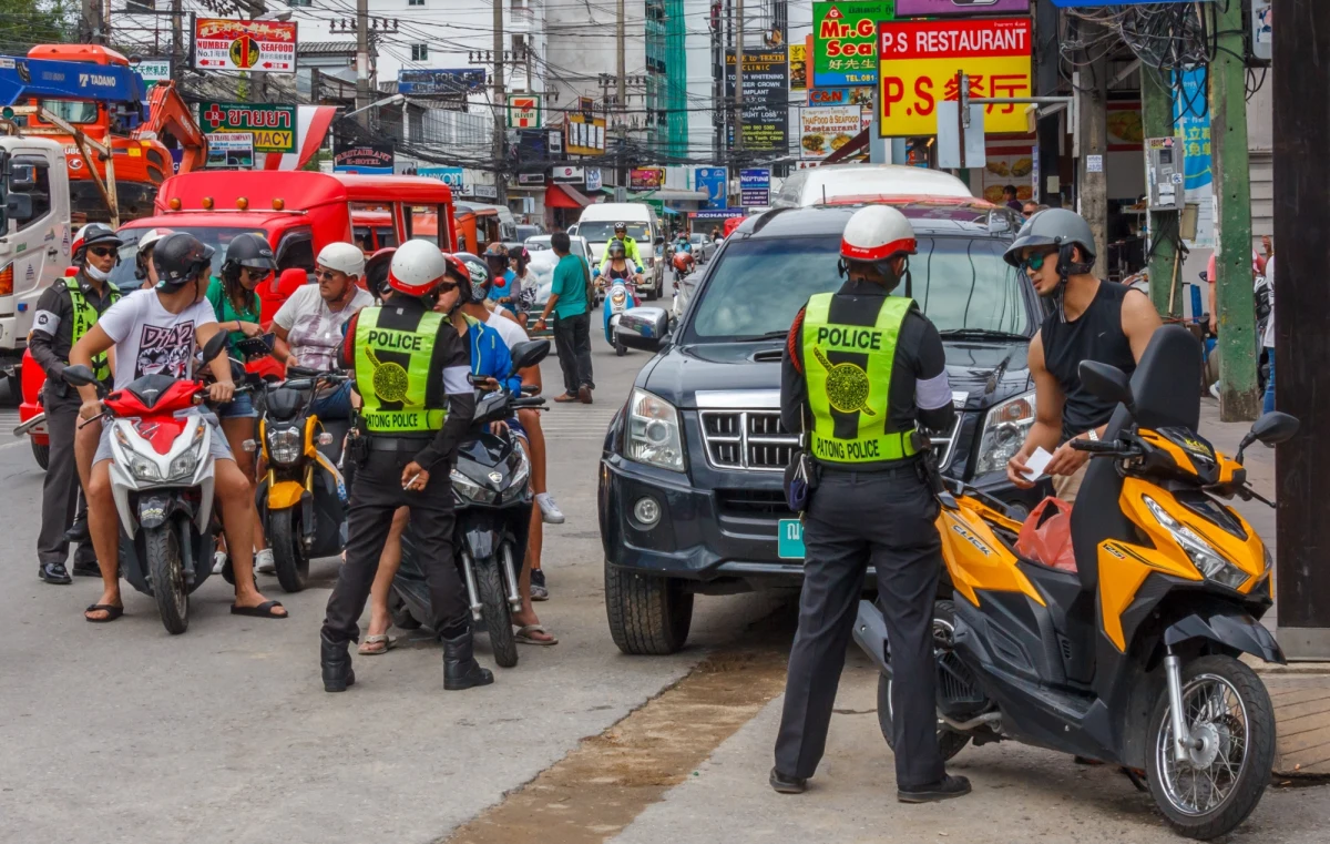 34-letni Polak zginął podczas pobytu w popularnym kurorcie na wyspie Phuket w Tajlandii. Mężczyzna spadł z balkonu apartamentowca. W momencie tragedii towarzyszyła mu żona. Okoliczności dramatycznego zdarzenia bada obecnie tajlandzka policja we współpracy z polskimi służbami konsularnymi.