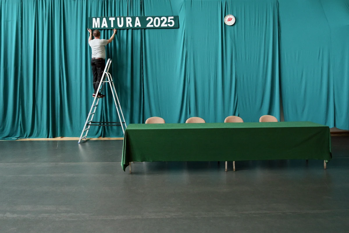 Dziś uczniowie ostatnich klas szkół średnich mierzyli się z egzaminem maturalnym z języka polskiego na poziomie podstawowym. Znalazły się wątki z "Dziadów" oraz "Rozmów mistrza Polikarpa ze śmiercią". Poniżej prezentujemy arkusze egzaminacyjne opublikowane przez Centralną Komisję Egzaminacyjną. Niedługo na naszej stronie pojawią się także propozycje rozwiązań.