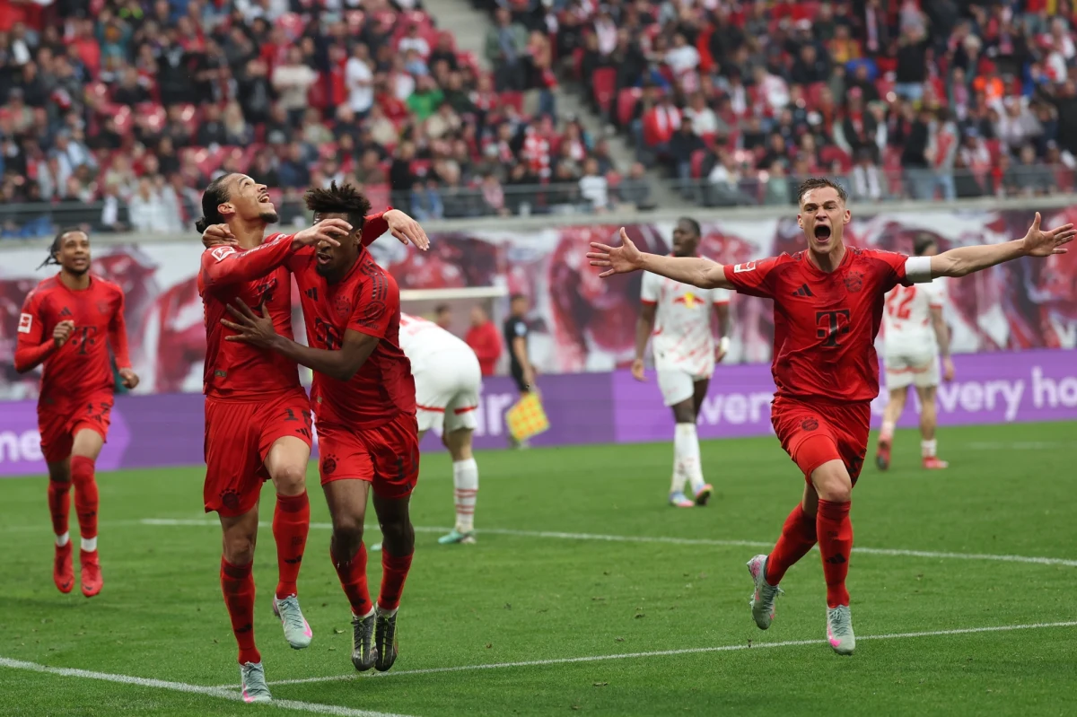 Bayern Monachium świętuje zdobycie 34. tytułu mistrza Niemiec, potwierdzając swoją dominację w niemieckiej piłce nożnej. Sukces ten został przypieczętowany po niedzielnym remisie Bayeru Leverkusen z Freiburgiem, co oznacza, że na dwie kolejki przed zakończeniem sezonu, "Aptekarze" nie mają już matematycznych szans na dogonienie lidera.