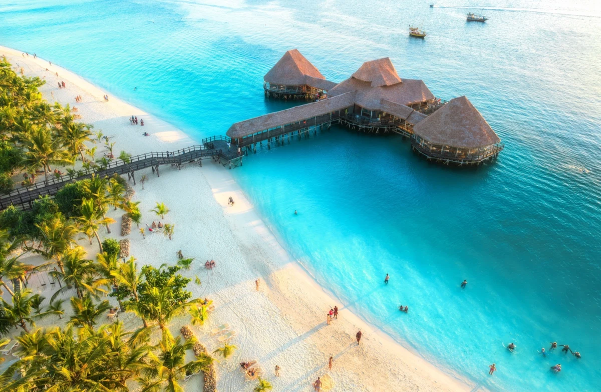 Wakacje na rajskim Zanzibarze mogą zaskoczyć nowymi przepisami finansowymi. Bank centralny Tanzanii - kraju, do którego należy Zanzibar - oficjalnie zakazał używania walut obcych, w tym dolara amerykańskiego, we wszystkich transakcjach lokalnych. Oznacza to spore zmiany zarówno dla mieszkańców, jak i turystów odwiedzających ten afrykański archipelag.