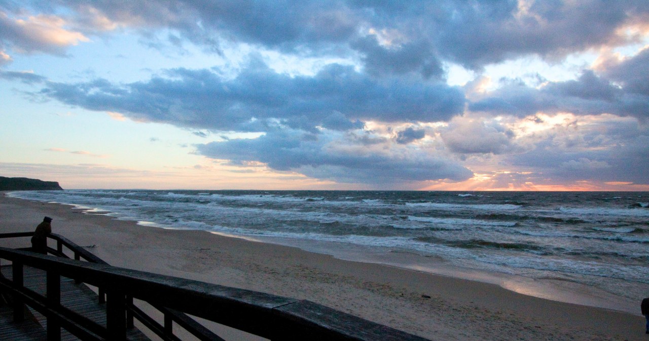 Wybierz tę plażę, jeżeli nie lubisz tłumów nad polskim morzem. Długa i spokojna, a do tego piękna