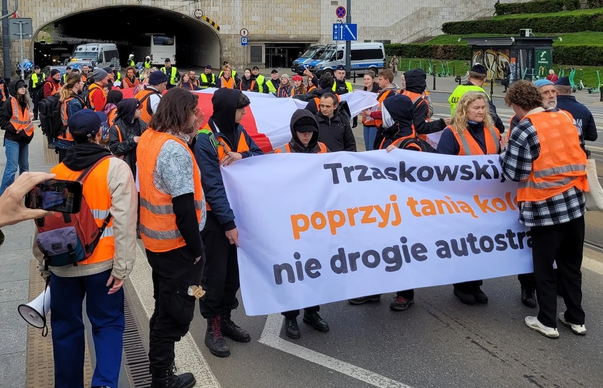 Ostatnie Pokolenie zaostrzyło protest w Warszawie. Przed godziną 13 zamienił się on w blokadę - kilkadziesiąt osób z tłumu usiadło i przykleiło dłonie do jezdni na moście Poniatowskiego. Trwa okupacja przeprawy. Wcześniej uczestnicy akcji zapowiadali, że zablokują trzy mosty w stolicy. 