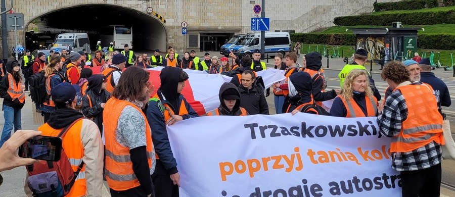 Ostatnie Pokolenie zaostrzyło protest w Warszawie. Przed godziną 13 zamienił się on w blokadę - kilkadziesiąt osób z tłumu usiadło i przykleiło dłonie do jezdni na moście Poniatowskiego. Trwa okupacja przeprawy. Wcześniej uczestnicy akcji zapowiadali, że zablokują trzy mosty w stolicy. 