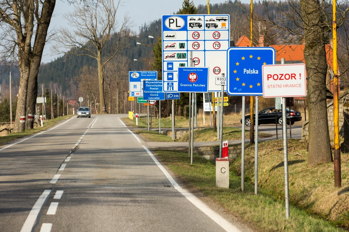 Negocjacje między Polską a Czechami na temat rozwiązania problemu tzw. długu terytorialnego nie ustają od wielu lat. Chodzi o zwrot 368 hektarów ziemi, o które oba kraje spierają się od lat 50. XX wieku. Konsultacje mają zostać wznowione. Pytany o tę sprawę rzecznik czeskiego Ministerstwa Spraw Zagranicznych Daniel Drake nie podaje jednak szczegółów.
