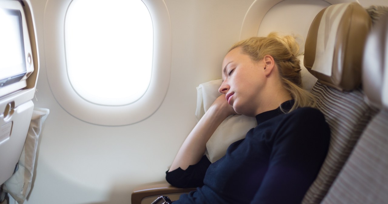 Najlepsze sposoby na regenerującą drzemkę w samolocie. Czy znasz wszystkie?