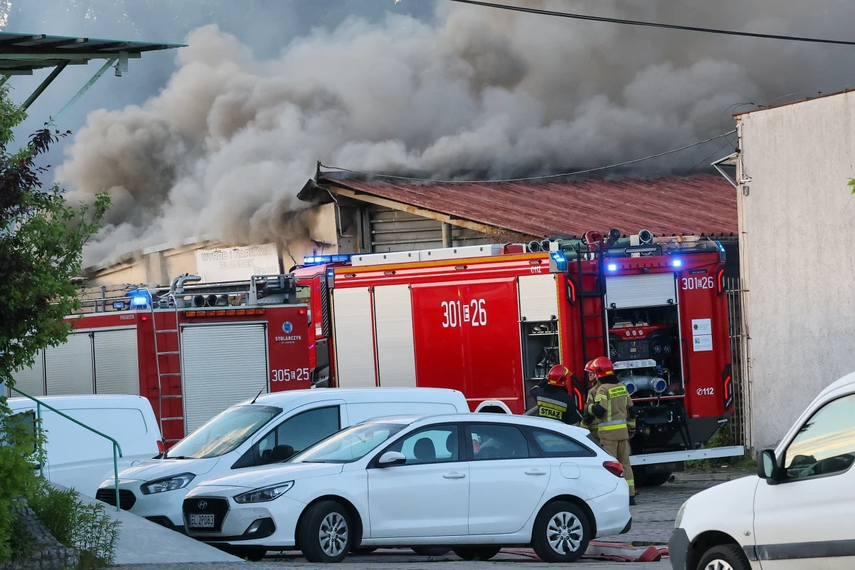 Pożar i silne eksplozje. Spłonęło składowisko drewnianych palet przy ul. Starorudzkiej w Łodzi. Reporterka RMF FM informuje o przypuszczalnej przyczynie niedzielnego pożaru.