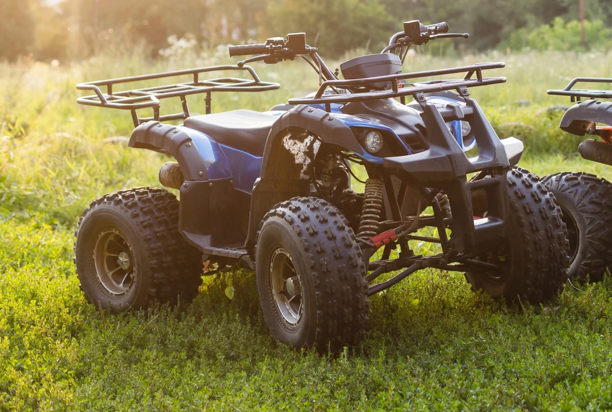 Pijany ojciec doprowadził do wypadku quada, którym wiózł swoje dziecko. Mężczyzna i jego syn trafili do szpitala. Doszło do tego w niedzielę wieczorem w Studzionce w Śląskiem.
