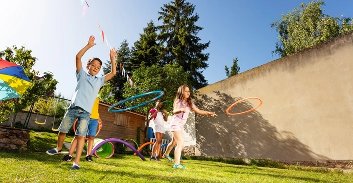 Wiosna i lato to najlepszy moment, by tchnąć życie w ogród i zamienić go w prawdziwą strefę rodzinnej rozrywki! Dmuchane zamki, trampoliny, huśtawki czy baseny to nie tylko gwarancja dziecięcej radości, ale też świetny sposób na wspólne spędzanie czasu na świeżym powietrzu. Stwórz miejsce, do którego każdy będzie chciał wracać!