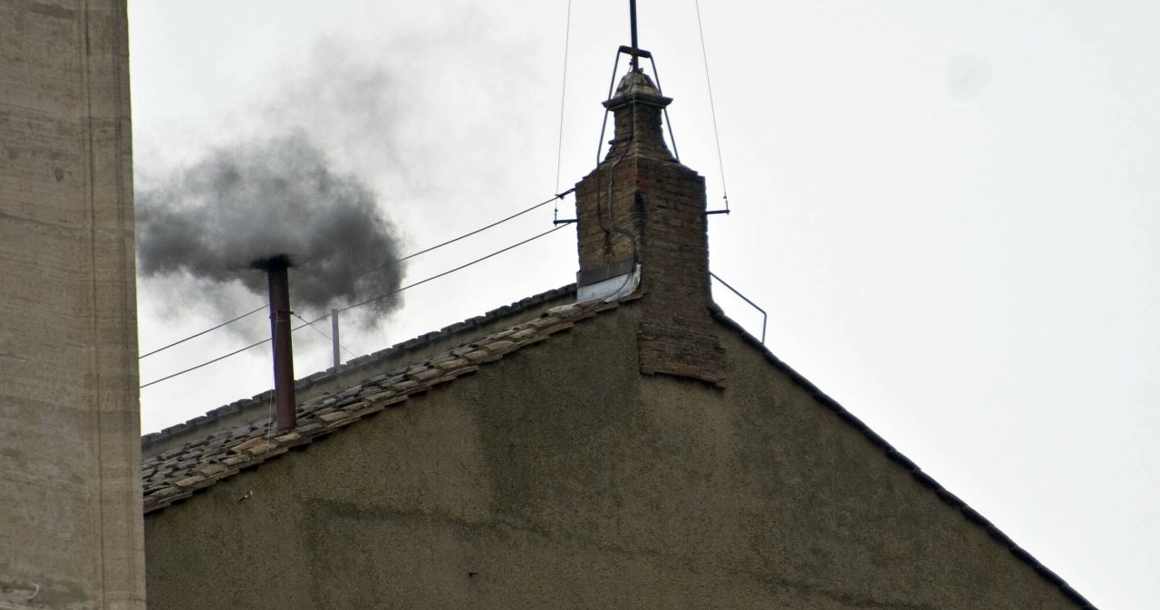 Jak powstaje czarny i biały dym na konklawe? Tajemnica Watykanu