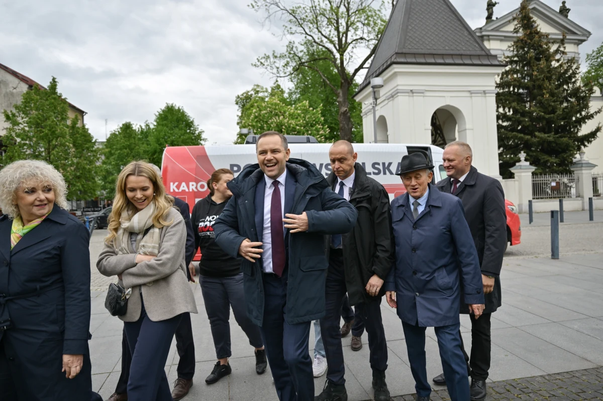 "Opiekowałem się starym schorowanym człowiekiem, który był przez lata moim sąsiadem" -  tak Karol Nawrocki odpowiadał na konferencji prasowej na pytanie ws. swojego drugiego mieszkania w Gdańsku. Jak dodawał popierany przez PiS kandydat na prezydenta, mimo że jest właścicielem tego mieszkania, to nie ma do niego kluczy. Zapewnił, że może opublikować swoje oświadczenie majątkowe.