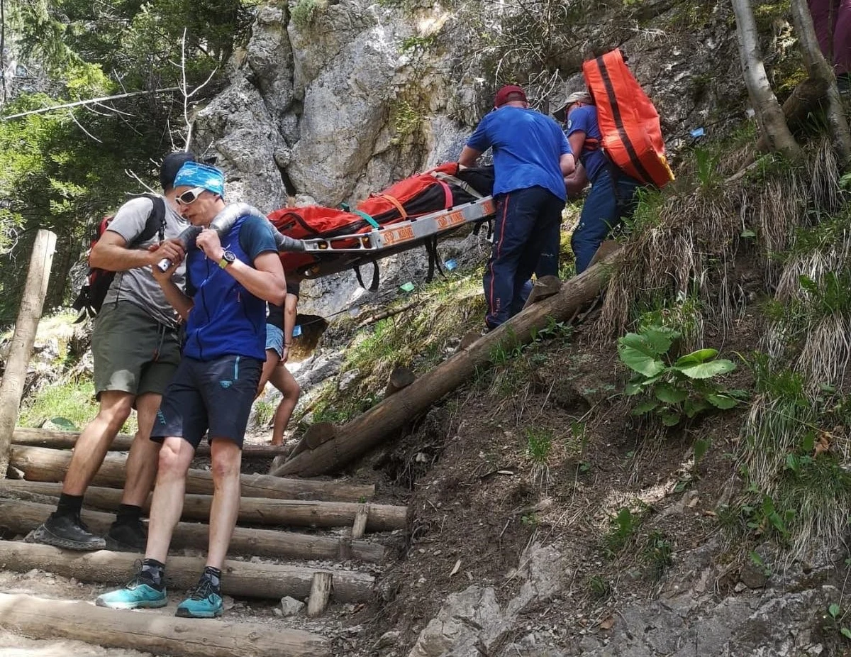 To był pracowity długi weekend dla toprowców. Tatrzańskie Ochotnicze Pogotowie Ratunkowe (TOPR) udzieliło pomocy aż 26 turystom. Mimo pięknej pogody, w wyższych partiach gór panowały trudne warunki, co przyczyniło się do wielu wypadków.
