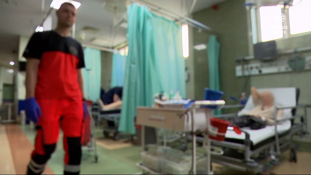 Środowisko lekarskie jeszcze nie otrząsnęło się po zabójstwie ortopedy w Krakowie, a już musi mierzyć się ze strachem po kolejnym ataku. Tym razem pobudzona pacjentka zaatakowała parę lekarzy i ratowniczkę medyczną w Gdyni. Kobieta usłyszała już zarzuty, ale medycy czekają na więcej. Chcą konkretnych zmian, które zapewnią im w pracy bezpieczeństwo. Magdalena Hykawy.
