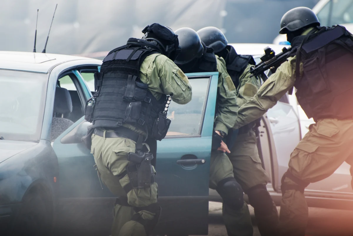 W ostatnich miesiącach w Europie doszło do serii aresztowań nastolatków podejrzanych o planowanie zamachów terrorystycznych. Jest to szczególnie niepokojące z uwagi na szybkość, z jaką młodzi ludzie ulegają radykalizacji – proces ten, który jeszcze dwie dekady temu trwał średnio 16 miesięcy, obecnie może zająć zaledwie kilka tygodni. Kluczową rolę odgrywa tutaj sztuczna inteligencja.