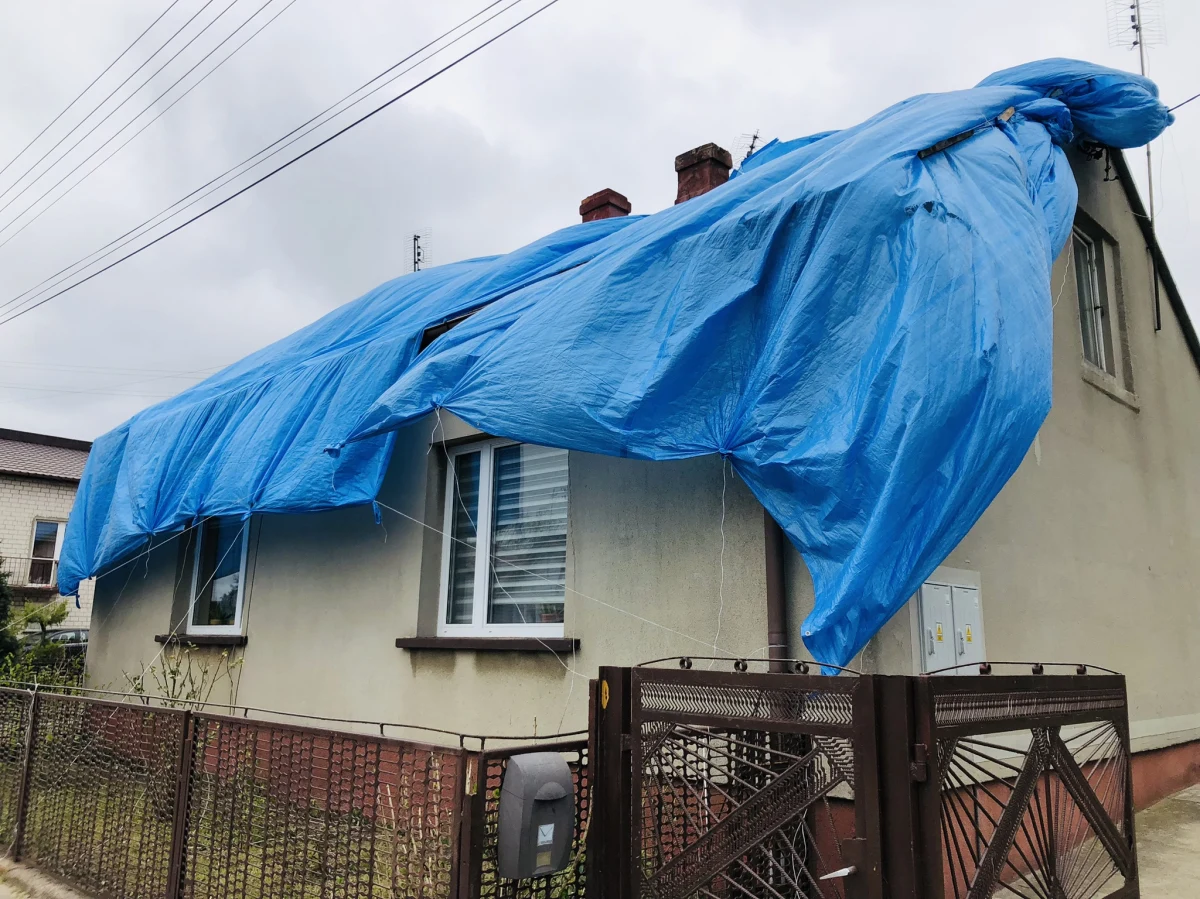 Trwa szacowanie strat po weekendowych nawałnicach i gradobiciach w województwie łódzkim. We wsi Magdalenka w gminie Rozprza 5 domów ma uszkodzone dachy. Budynki pokryto prowizorycznymi plandekami, a mieszkańcy czekają na pomoc samorządu.