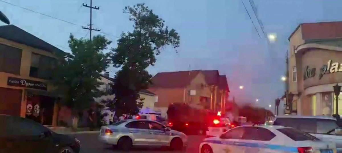 Trzech policjantów zostało zabitych w strzelaninie w Machaczkale, stolicy Dagestanu na południu Rosji. Nieznani sprawcy otworzyli ogień do samochodowego patrolu. Napastnicy uciekali skradzionym radiowozem, ale rosyjskie Ministerstwo Spraw Wewnętrznych podało, że zostali zlikwidowani. Ofiar jest prawdopodobnie więcej.